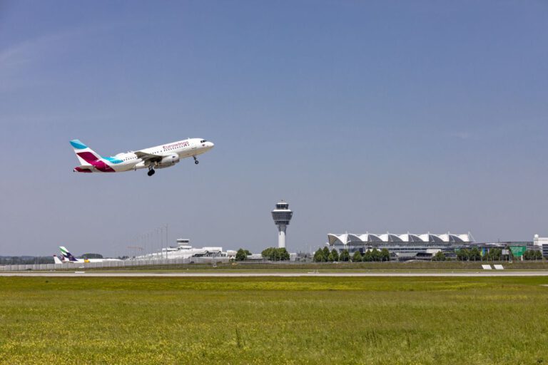 Flugzeugt hebt am Flughafen München ab