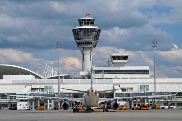 Tower und Flugzeug auf dem Rollfeld des Flughafens München