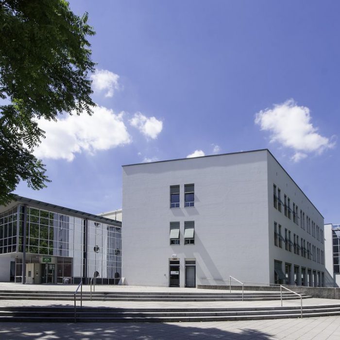 Eingang des Hauptgeschäftsstelle der AOK in Ingolstadt